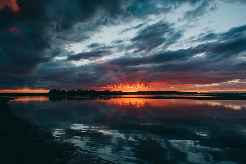 Il sole sta tramontando su uno specchio d'acqua