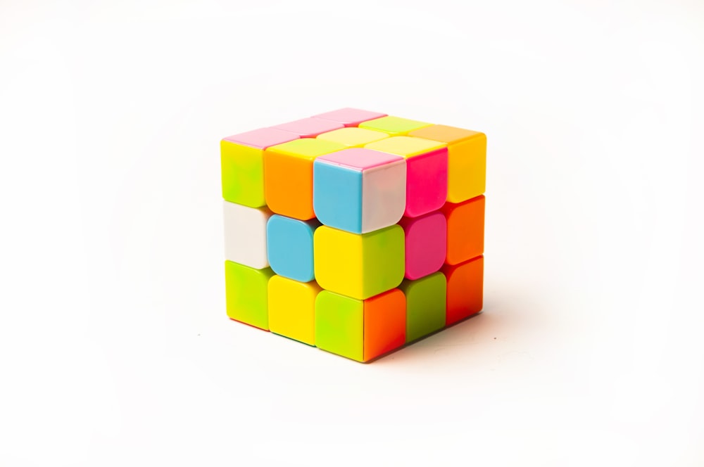 Un cubo de Rubik sobre fondo blanco