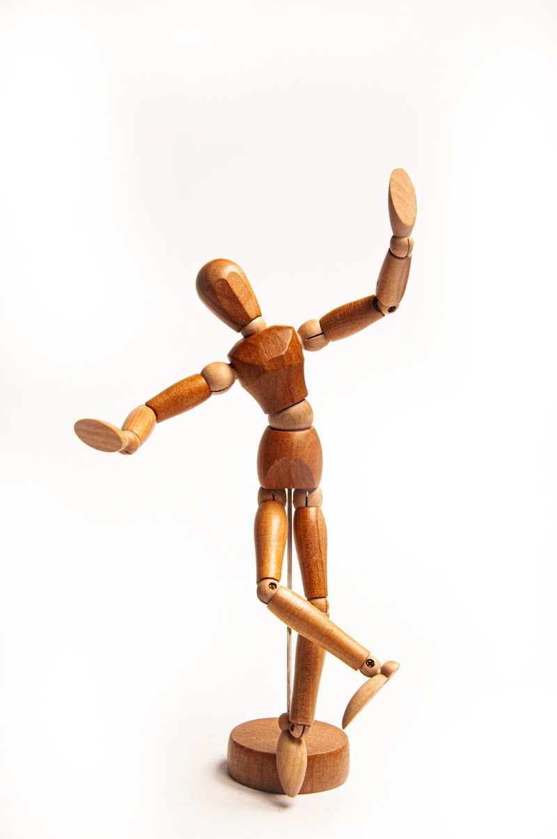 Holzfigur auf hellem Hintergrund