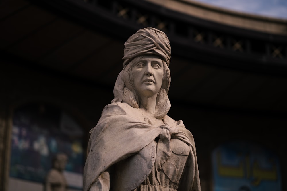 una statua di una donna che indossa un turbante