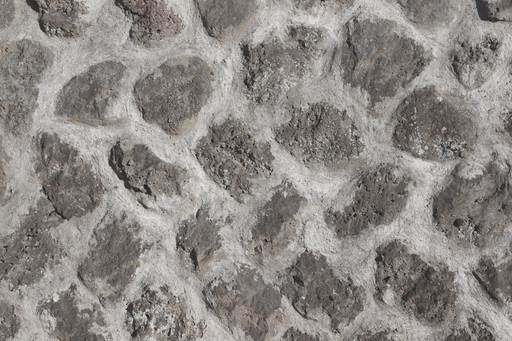 Nahaufnahme einer Steinmauer aus Felsen