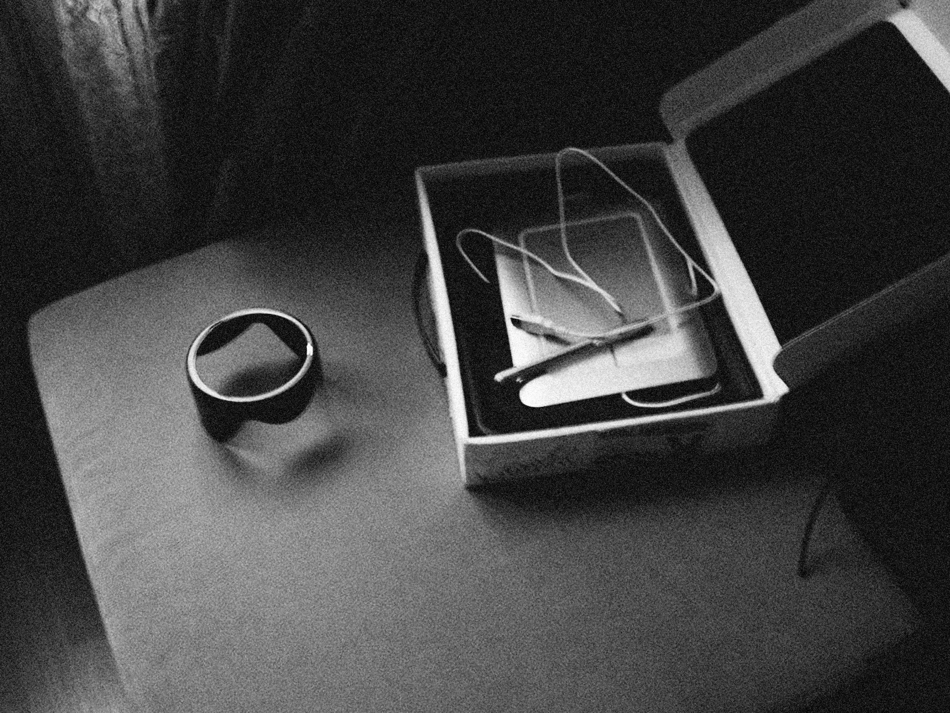 Yarım kalan cümlelerin ve söylenmemiş sözlerin yarattığı duygusal boşluğu simgeleyen, geniş ve ıssız bir alana bakan yalnız bir figür veya üzerinde sadece birkaç kelime olan boş bir kağıt.