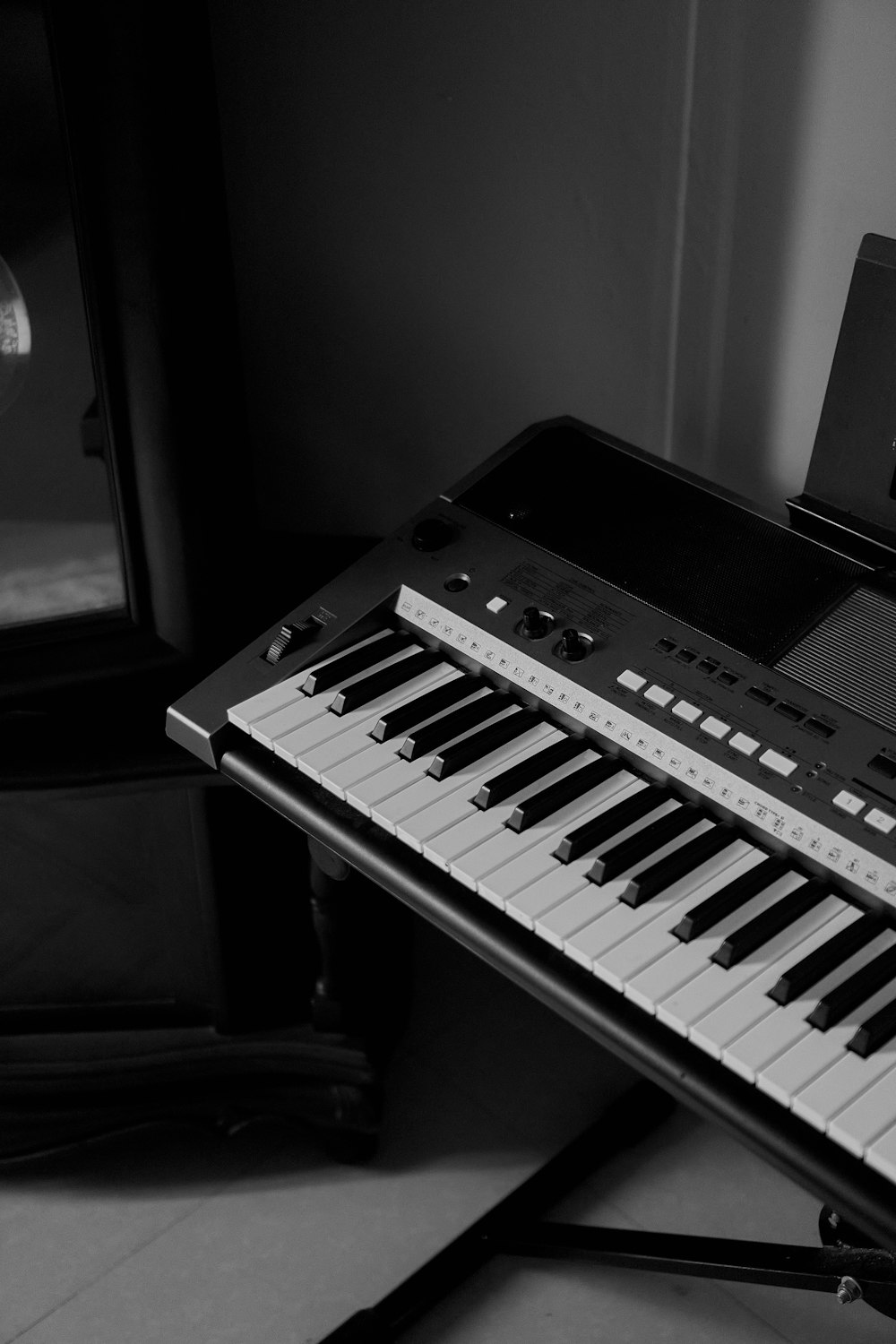 a black and white photo of a keyboard