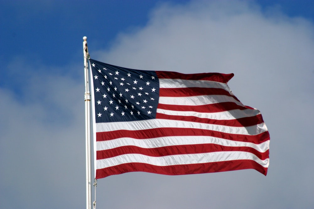 Una bandiera americana che sventola nel vento