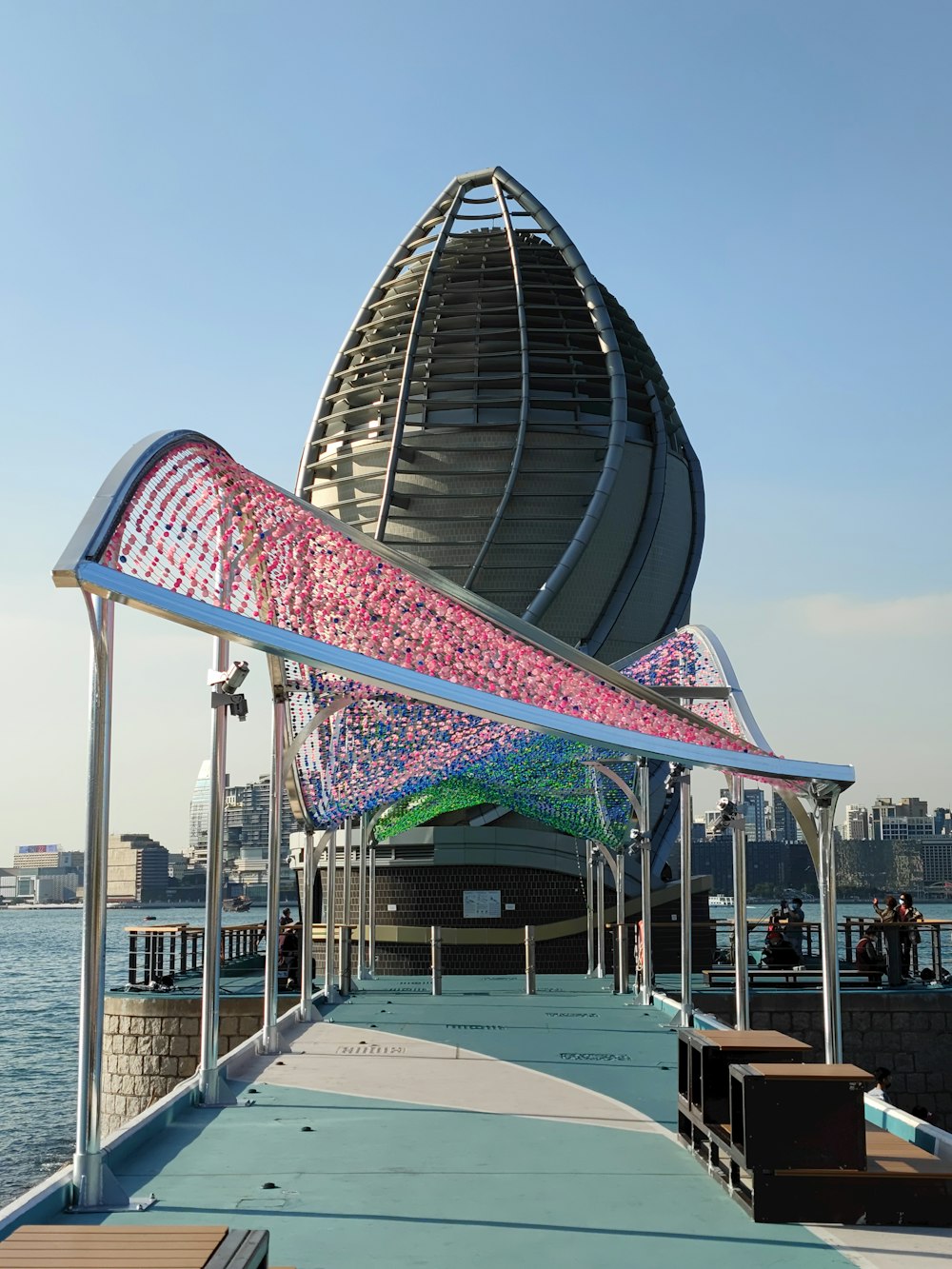 uma doca de barco com uma estrutura colorida em cima dela