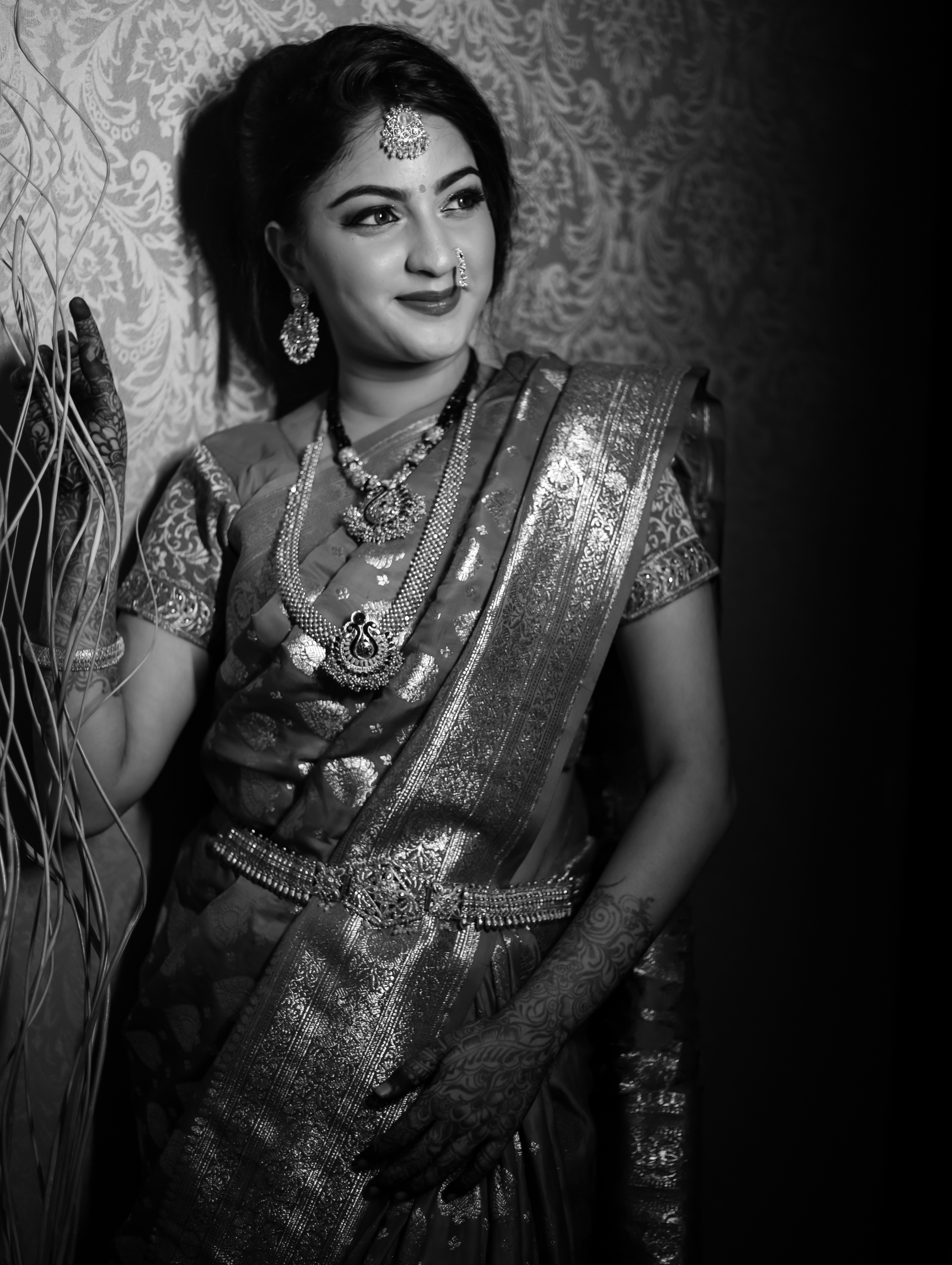 Una mujer en un sari posando para una foto