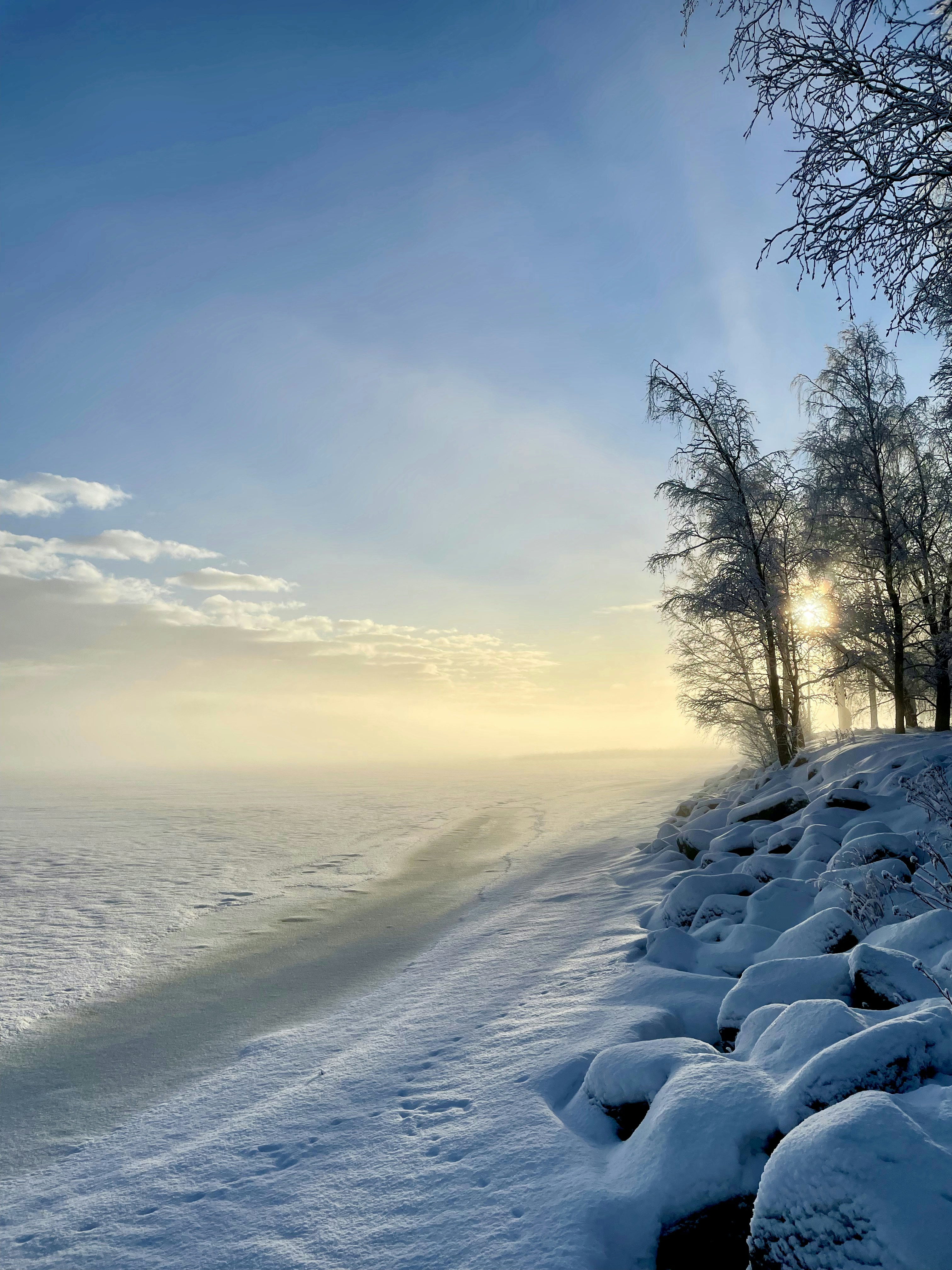 the sun shines through the clouds over the water