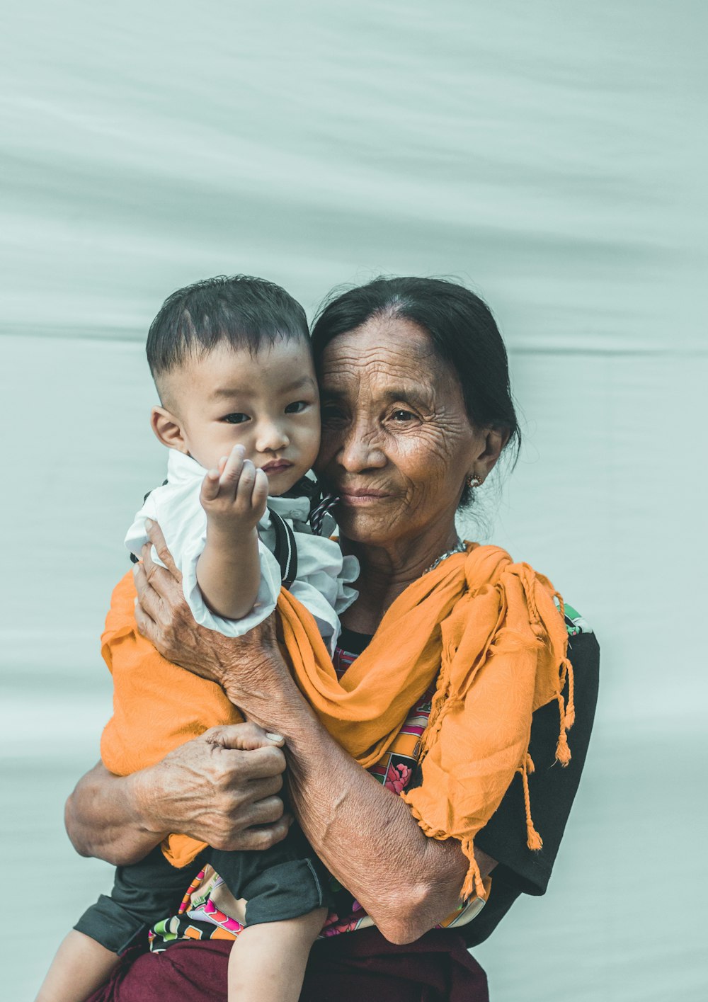 uma mulher segurando uma criança em seus braços