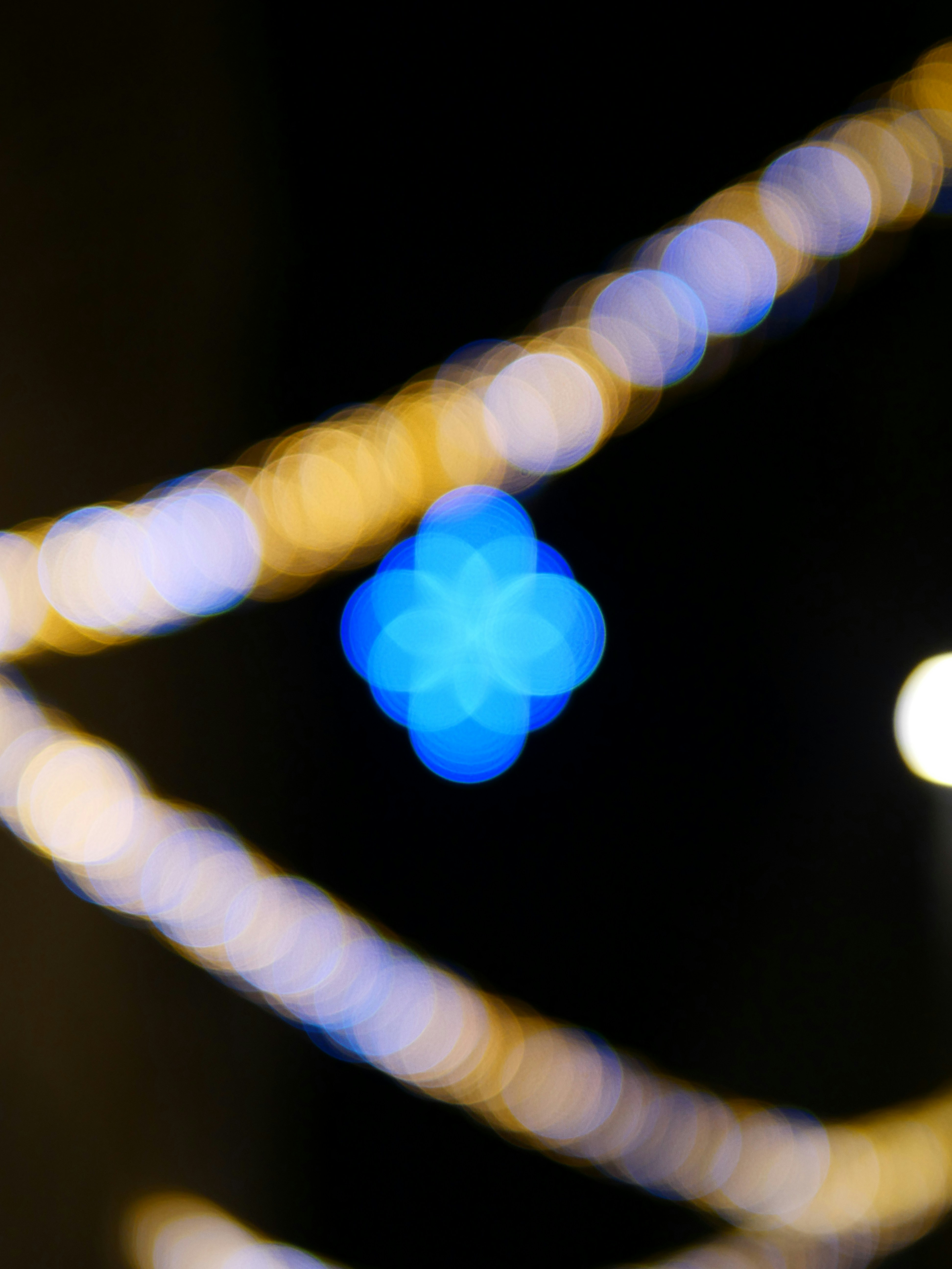 a blurry photo of a street light at night