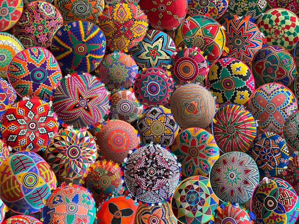 un tas de balles de toutes couleurs différentes