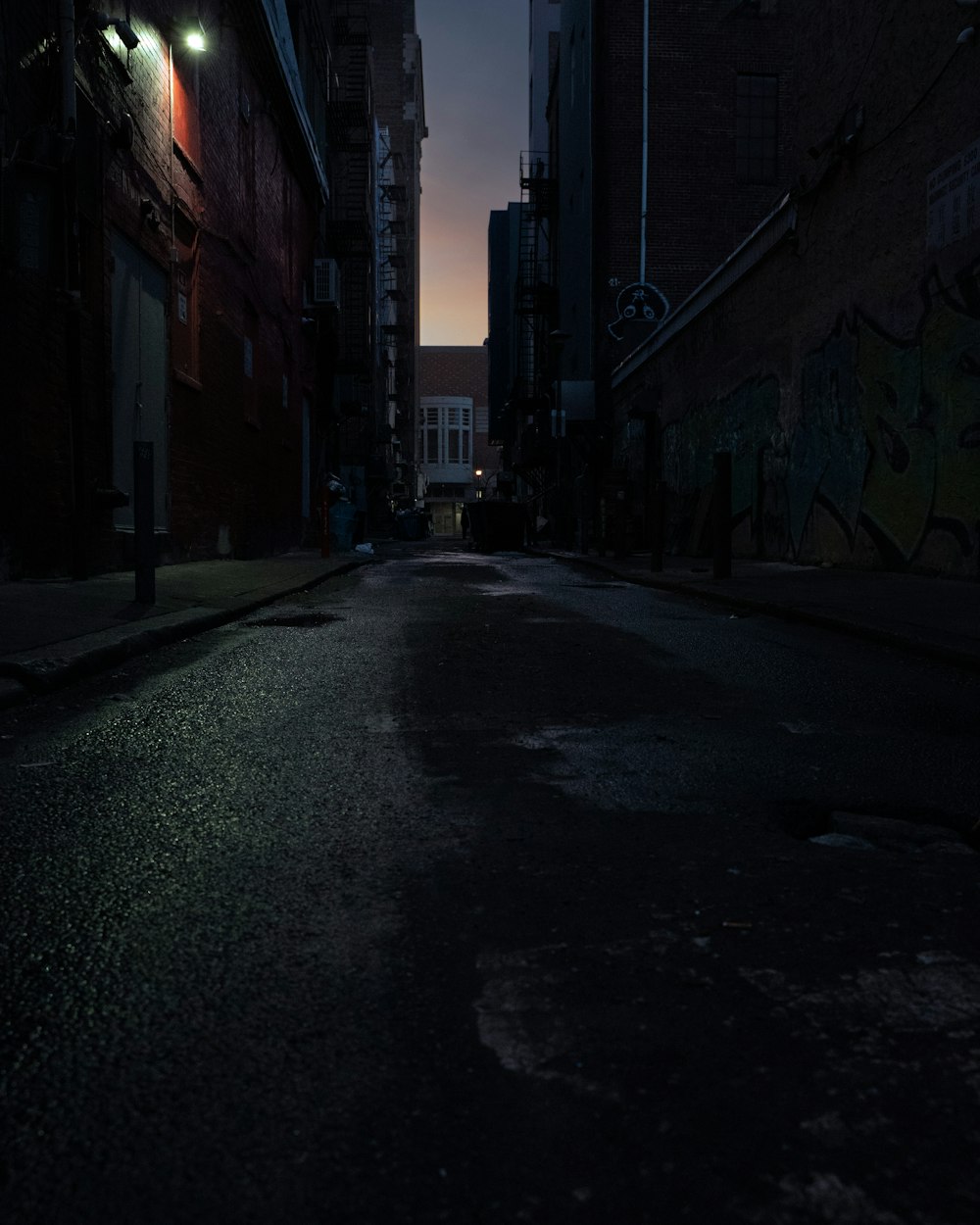 Una calle oscura de la ciudad por la noche
