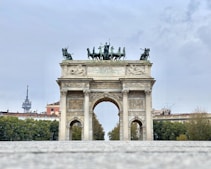 a monument with a horse and carriage on top of it