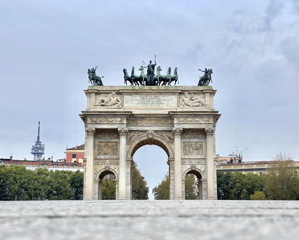 Un monumento con un caballo y un carruaje encima