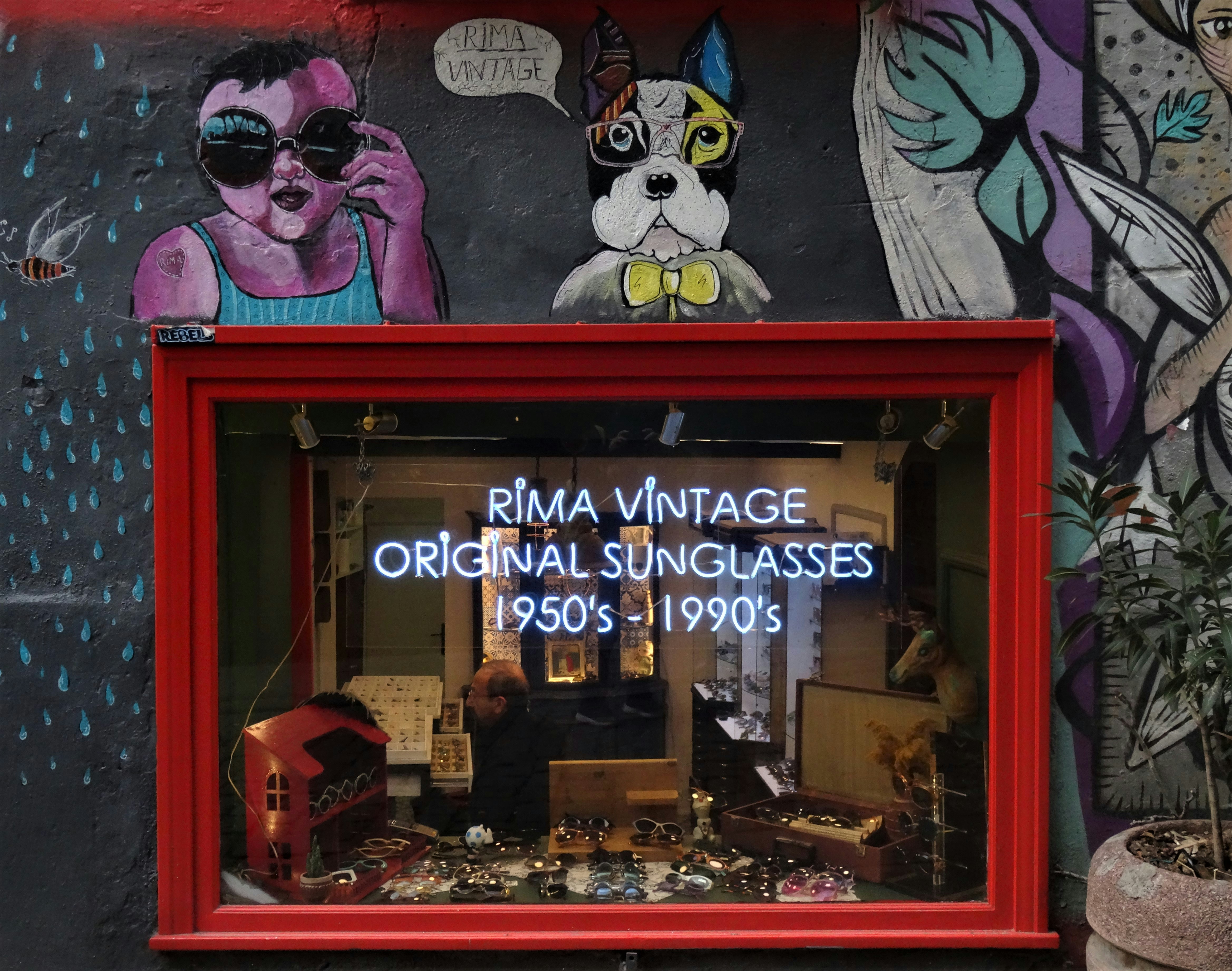 Jendela dengan tanda yang bertuliskan Prima Vintage