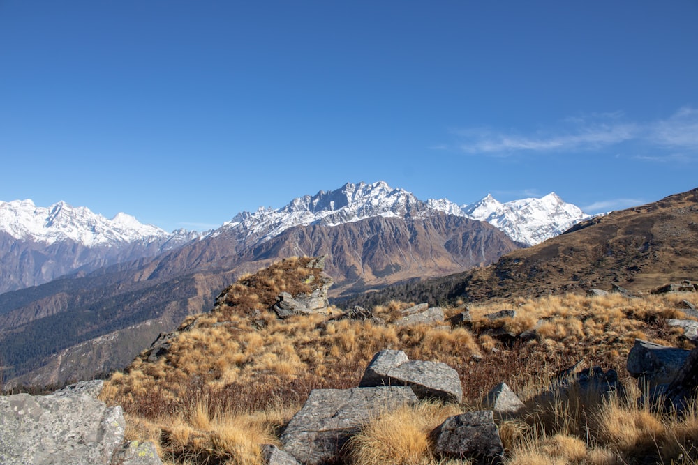 una vista di una catena montuosa con montagne innevate sullo sfondo