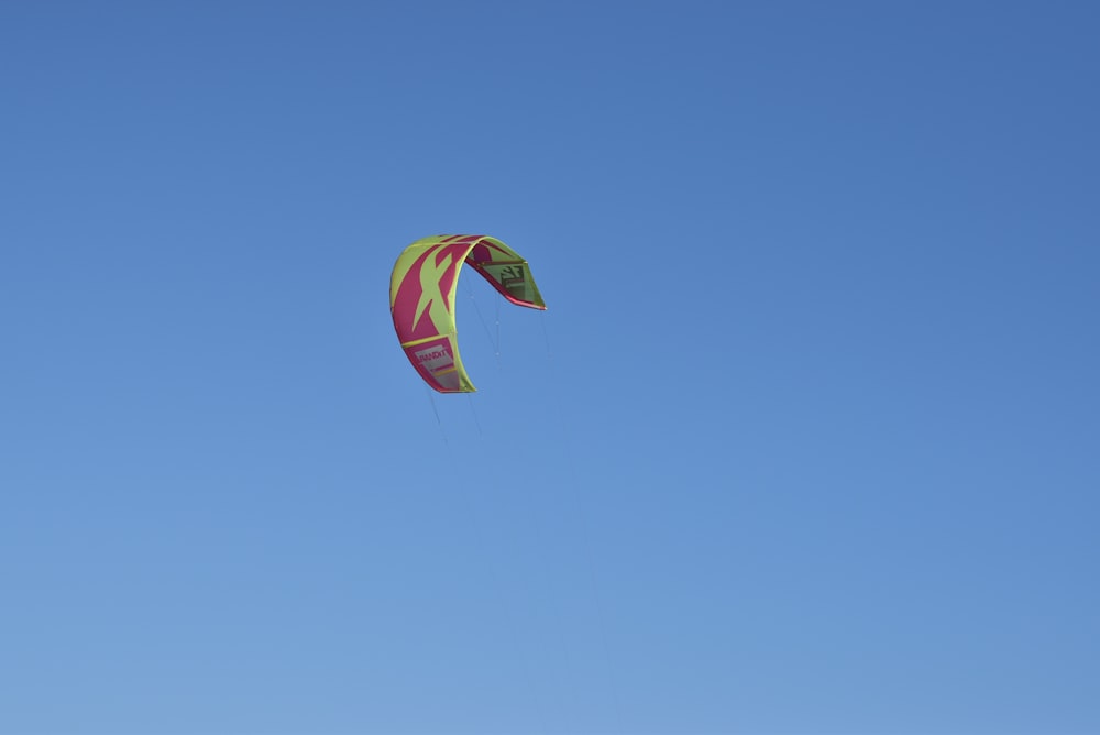 Un aquilone colorato che vola in un cielo blu