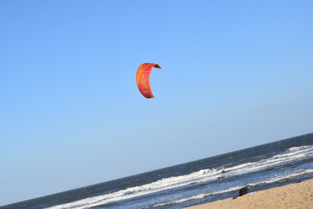 una persona sta facendo volare un aquilone sulla spiaggia