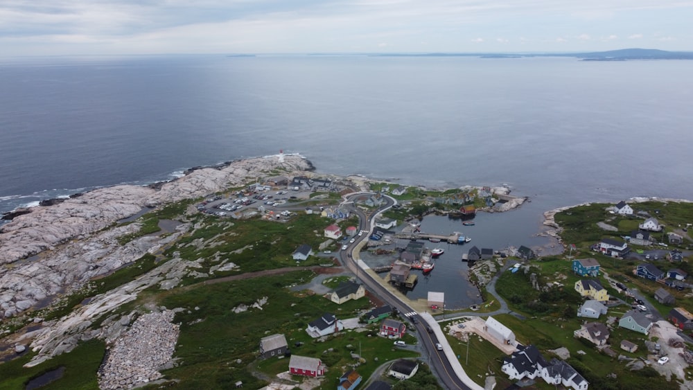 Une vue aérienne d’une petite ville au bord de l’océan