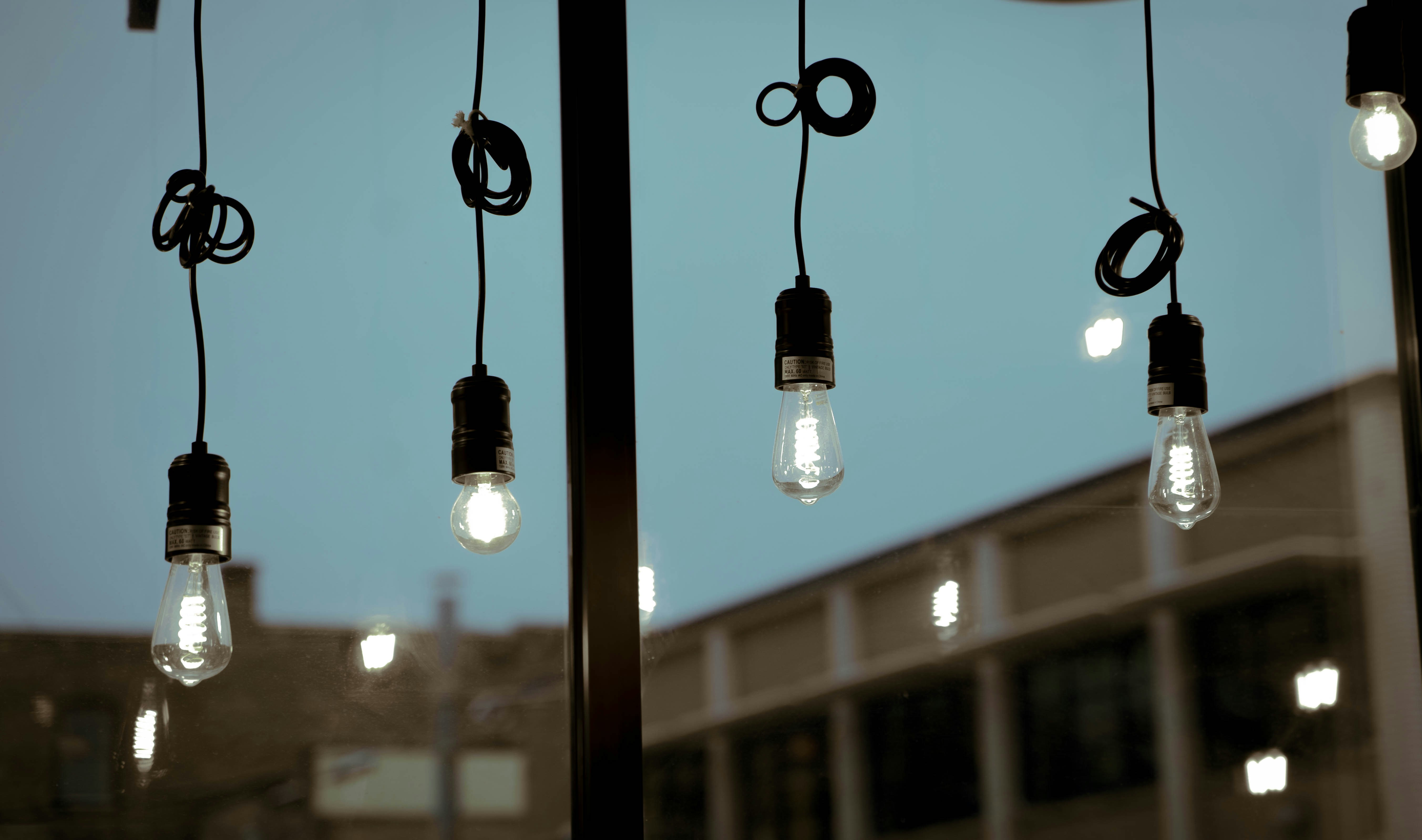 a bunch of light bulbs hanging from a pole