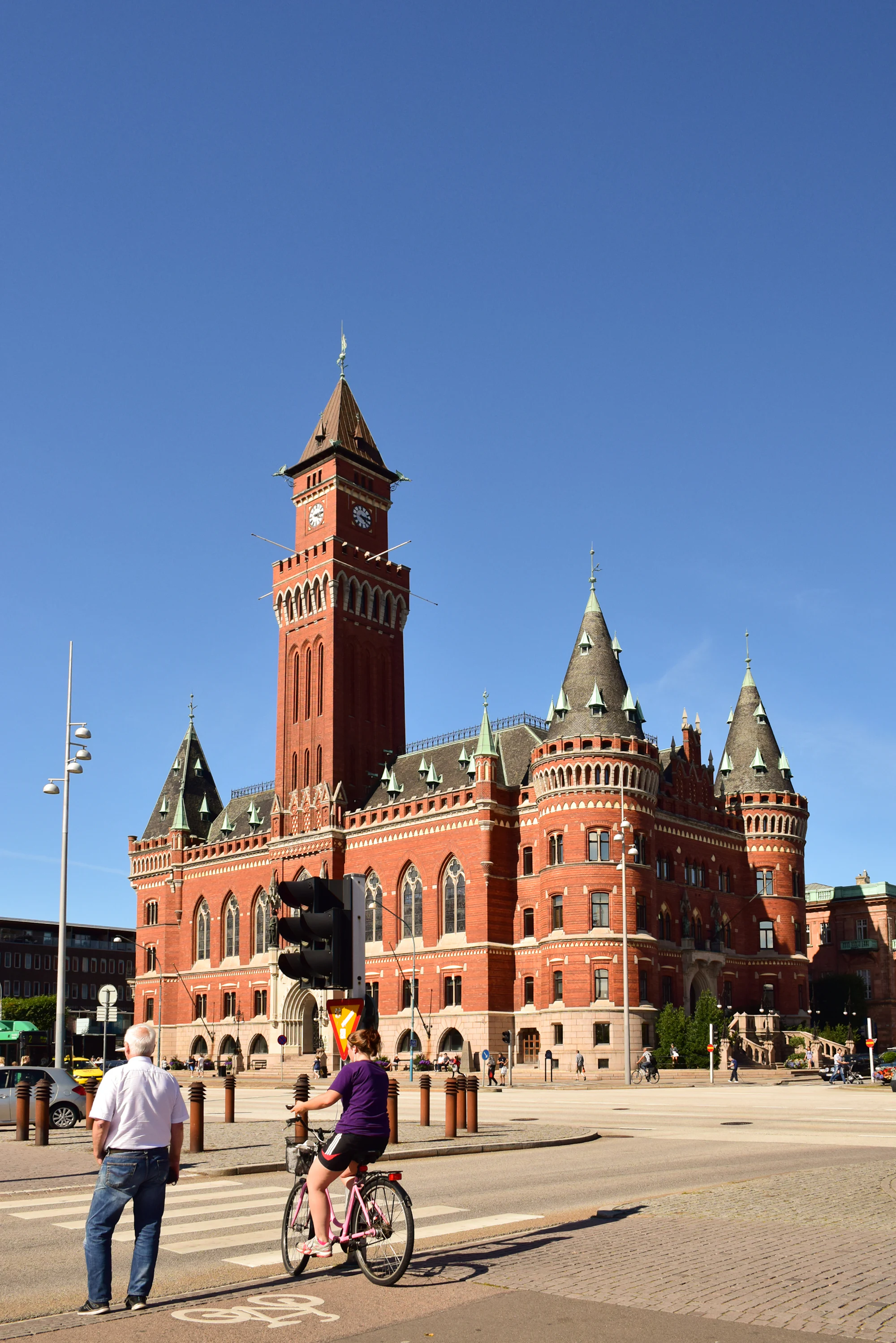 Cyklist framför en stor byggnad i Helsingborg