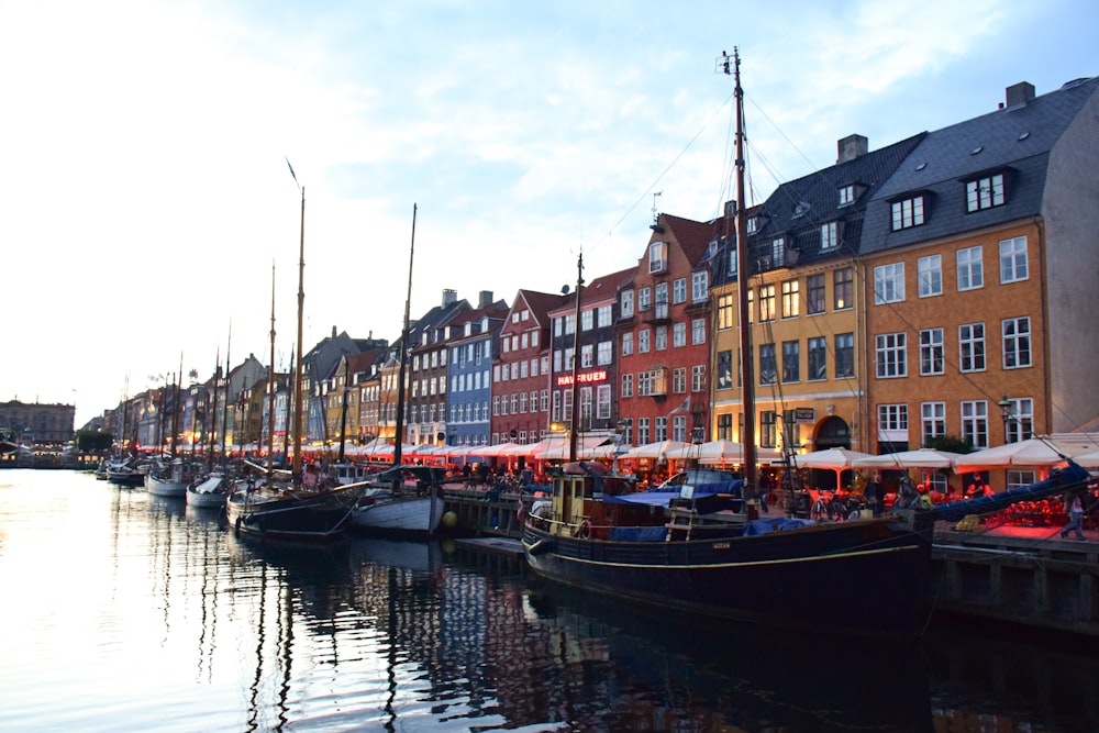 a row of boats parked next to each other in a harbor