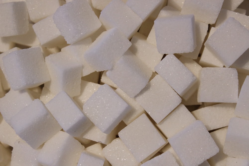 Ein Haufen weißer Zuckerwürfel auf einem Tisch