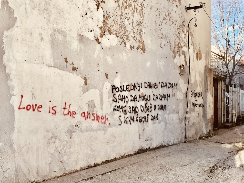 Graffiti an der Seite eines Gebäudes, das sagt, Liebe ist die Antwort