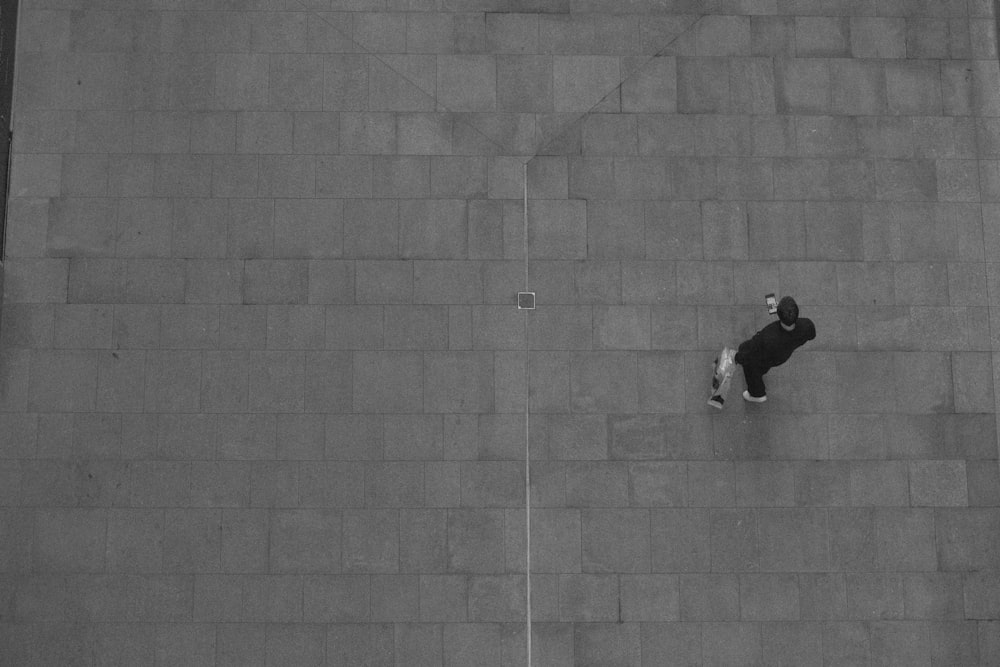 Un homme sur une planche à roulettes sur le côté d’un immeuble