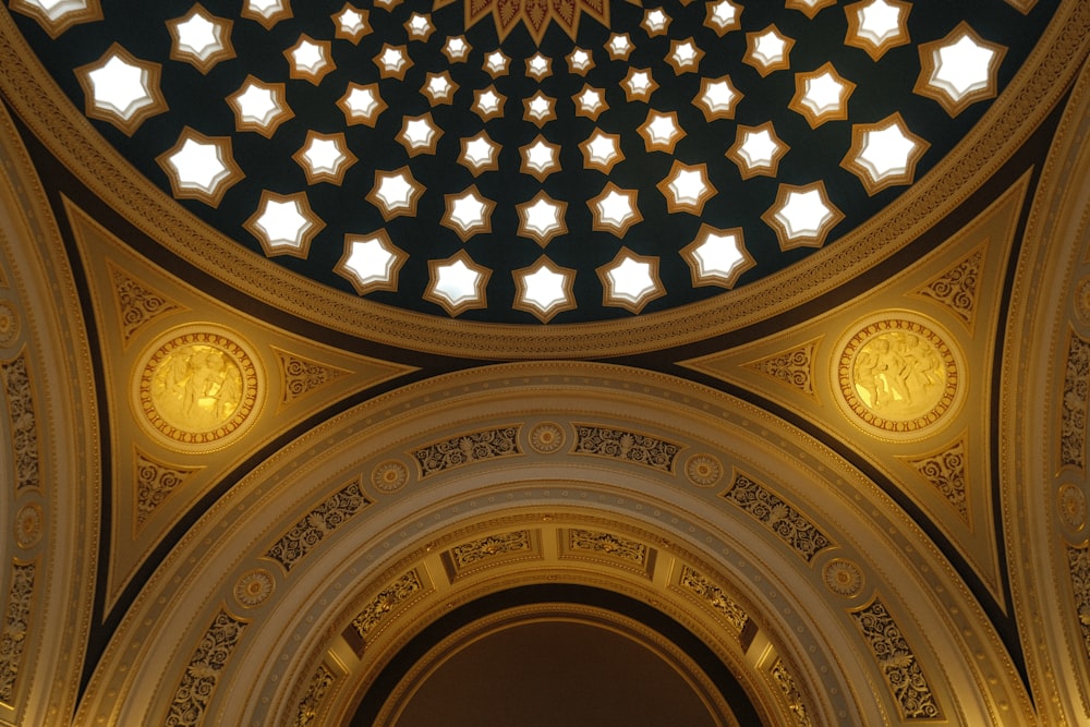 the ceiling of a church with a star pattern on it