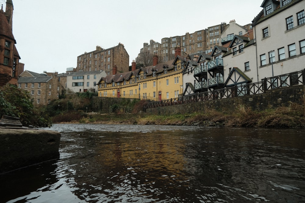 une rivière qui traverse une ville à côté de grands immeubles