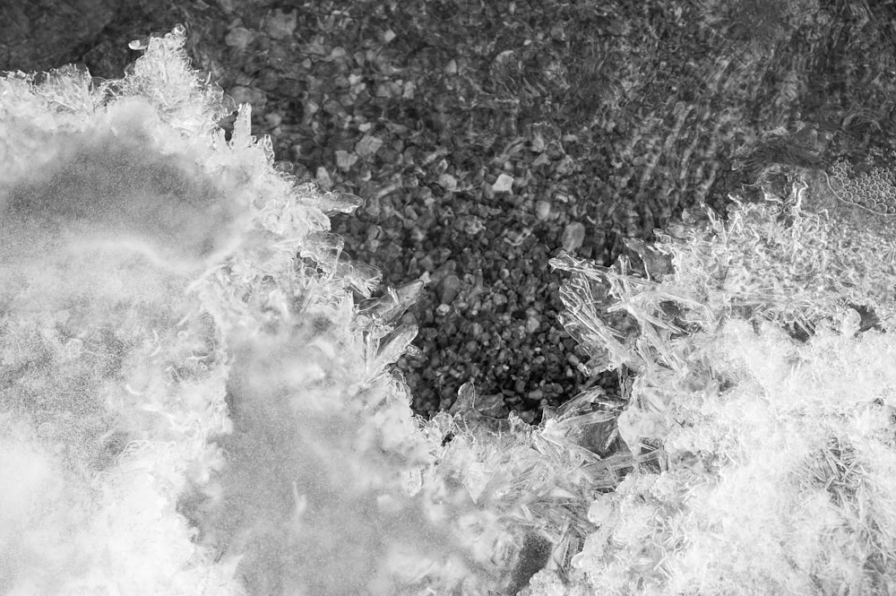 水と岩の白黒写真