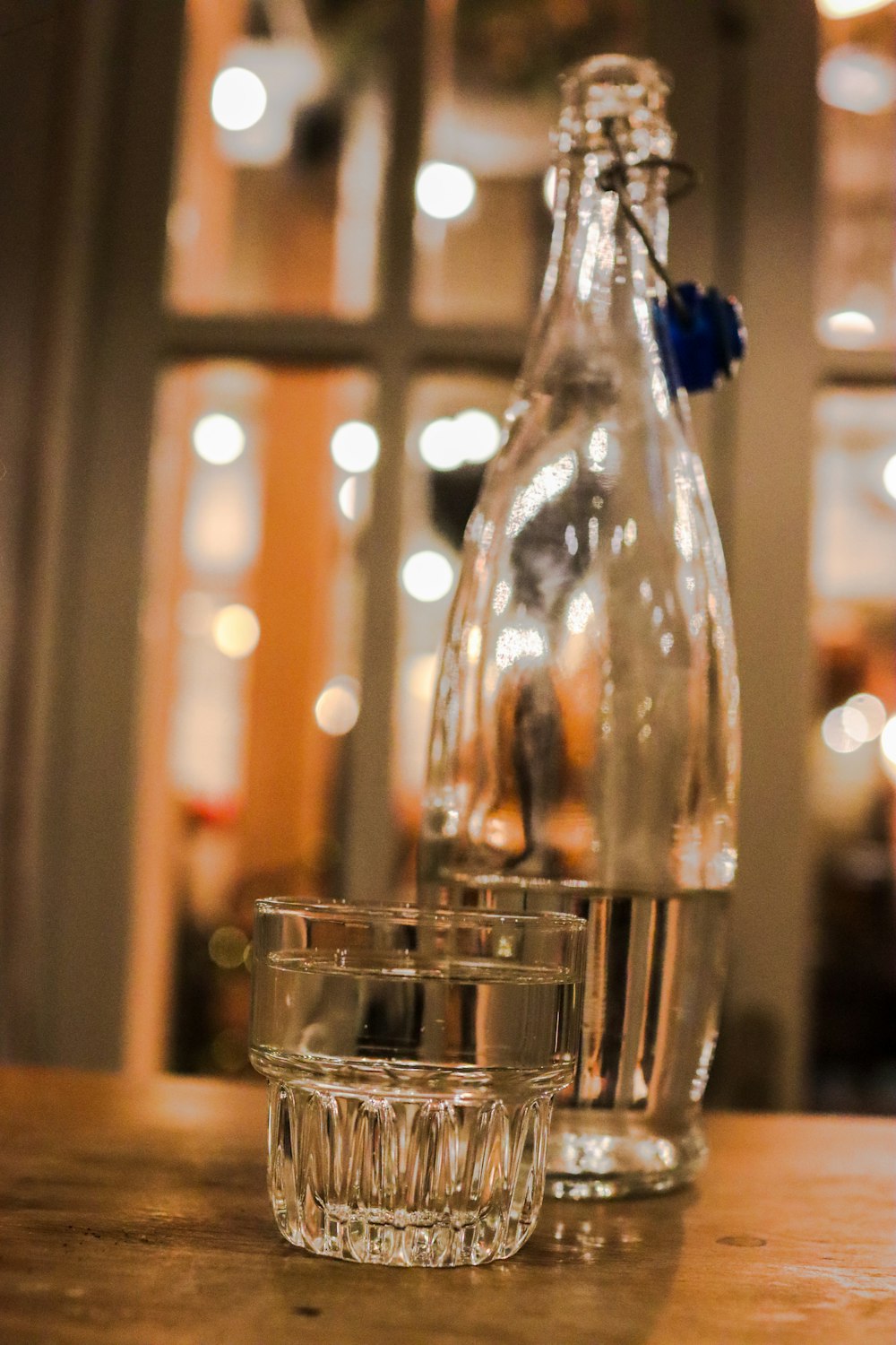 une bouteille d’eau posée sur une table en bois