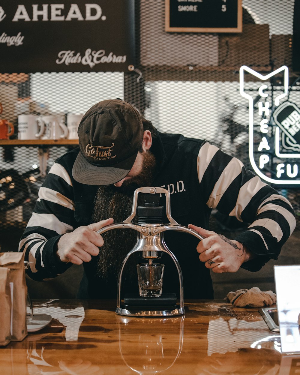 Un hombre con barba está haciendo una máquina de café