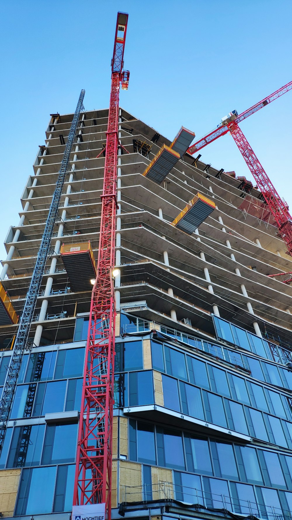 Una grúa está en la parte superior de un edificio alto