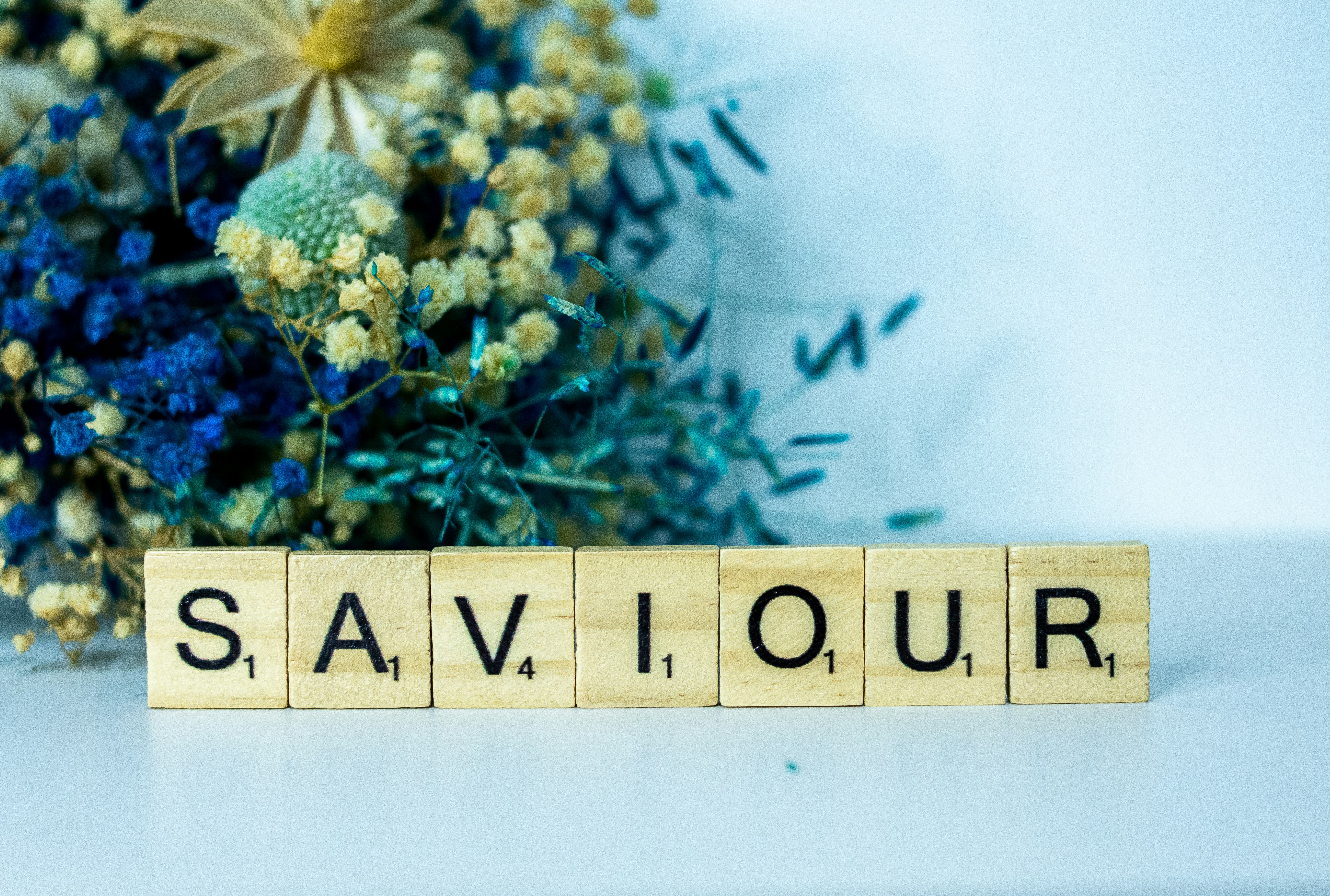 Un bloc de type Scrabble qui dit farine sav à côté d’un bouquet de