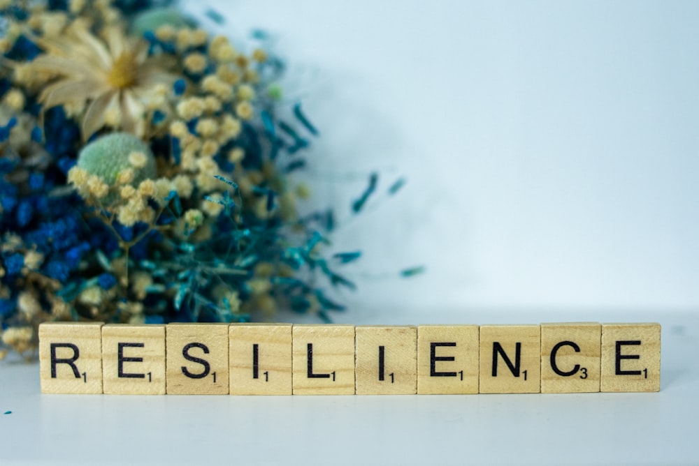 Un blocco di tipo scrabble che scrive la parola resilienza