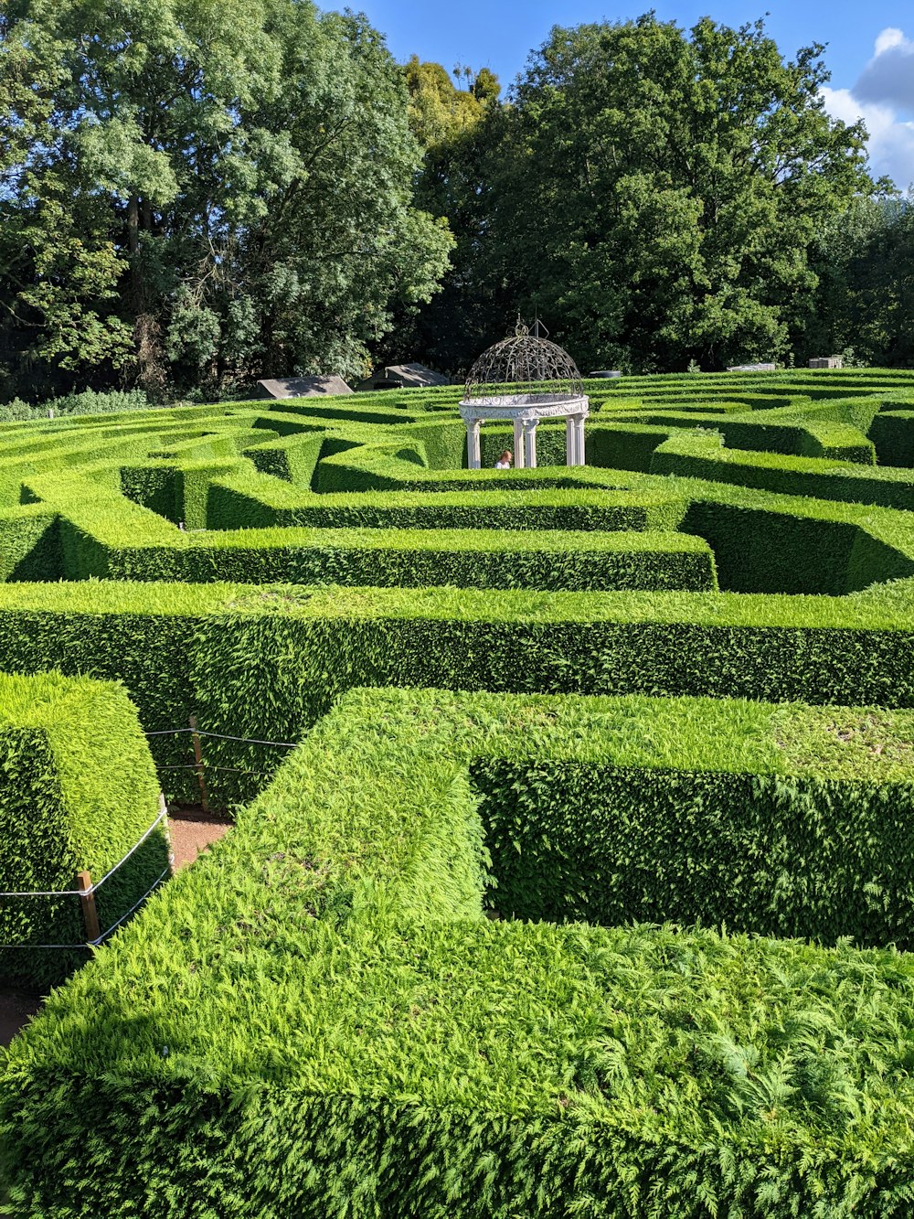 ein großes Labyrinth mit einem Pavillon in der Mitte