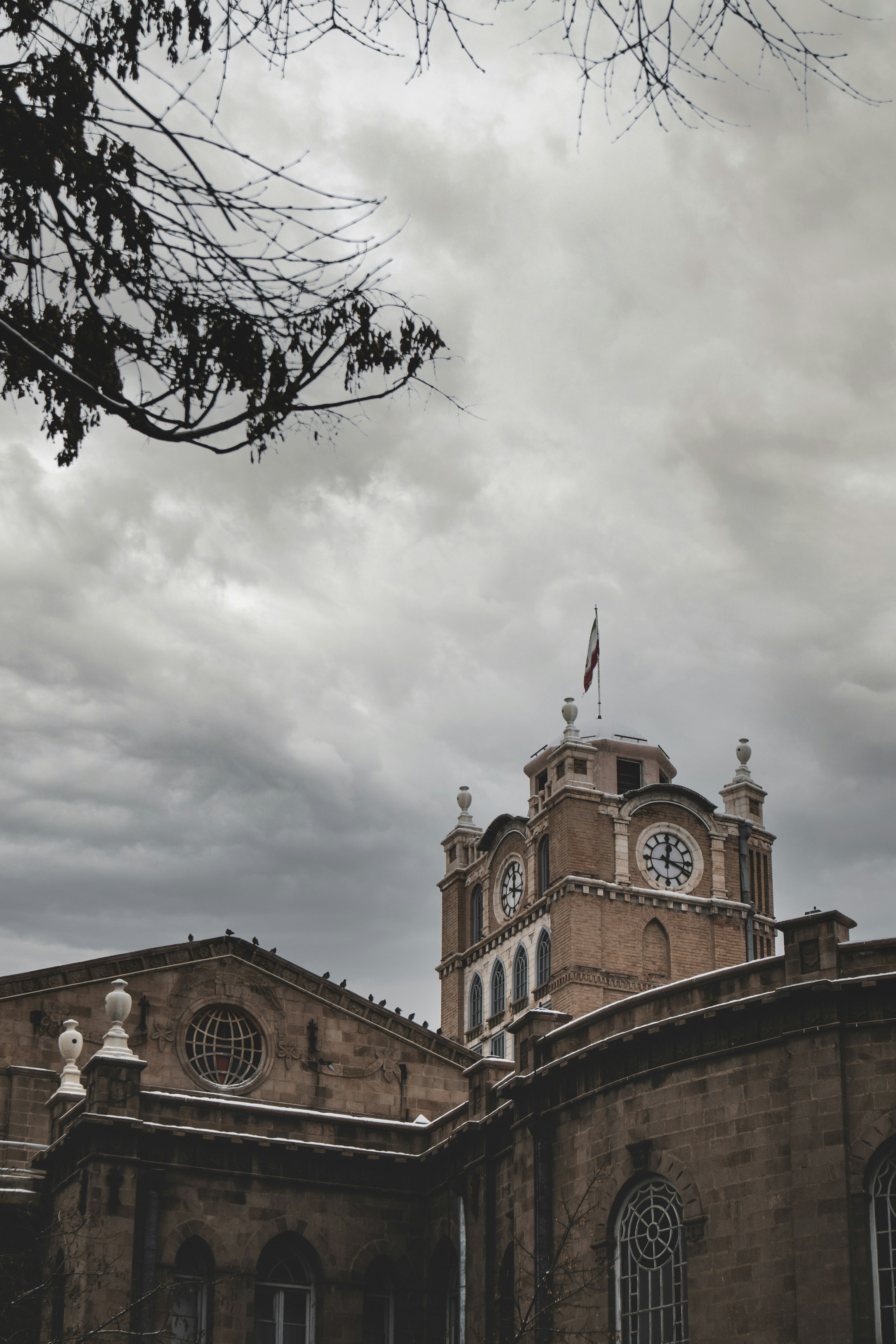 un grand bâtiment avec une horloge sur le dessus