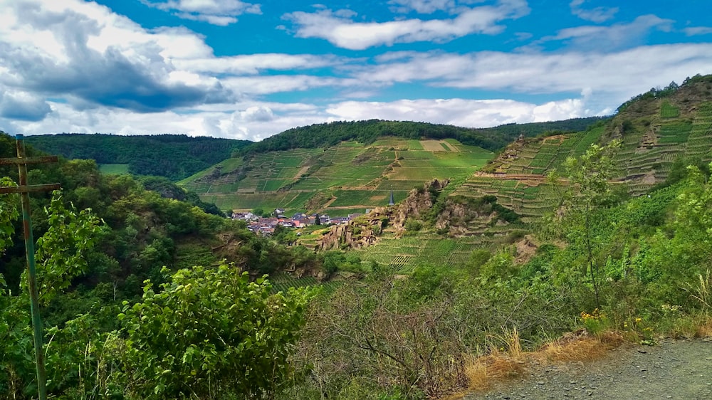 una vista panoramica di un villaggio in montagna