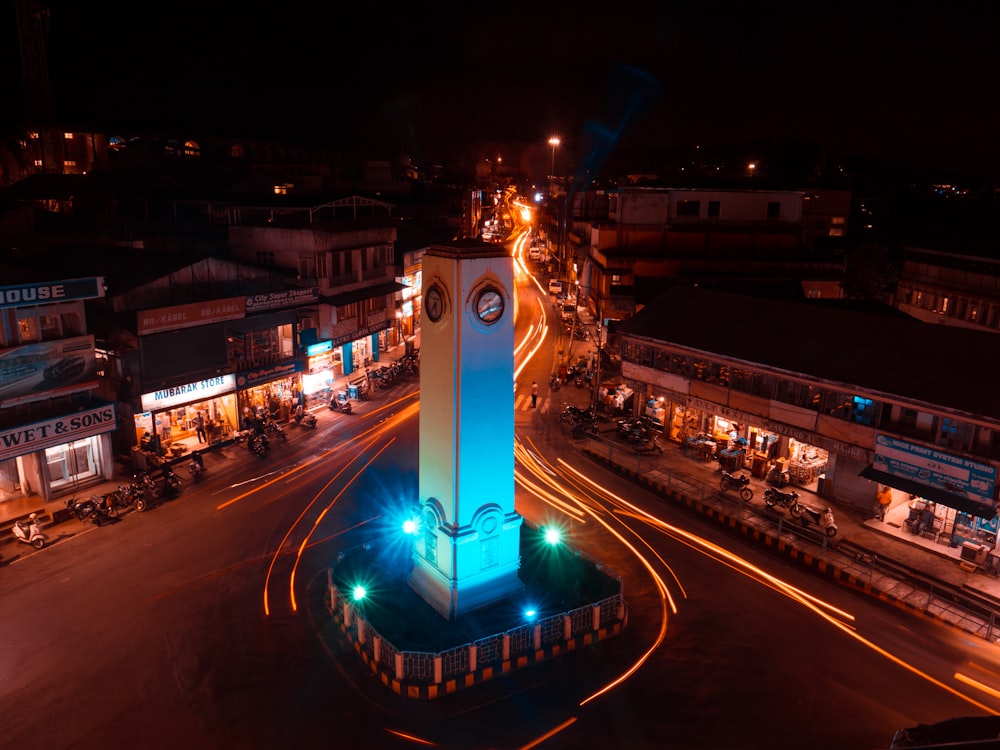 Una alta torre del reloj sentada en medio de una calle