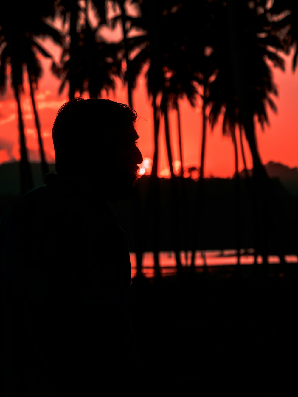 Ein Mann vor einem Sonnenuntergang