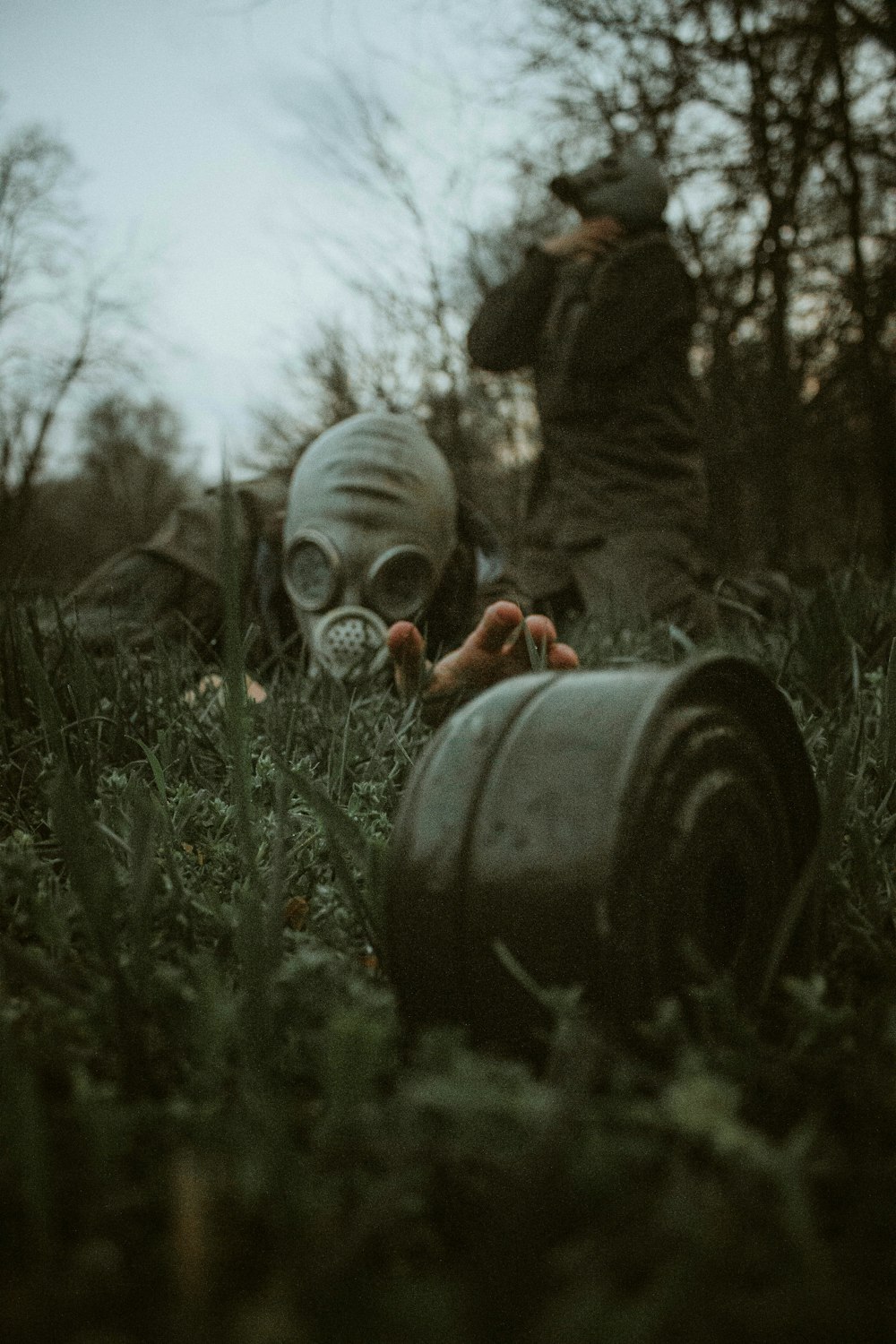 uma pessoa com uma máscara de gás na grama
