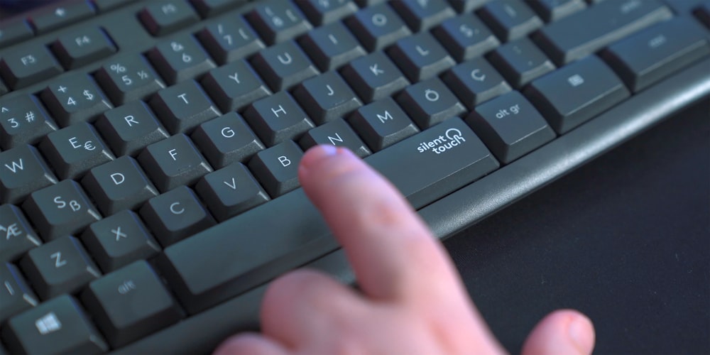 Una persona presionando un botón en un teclado