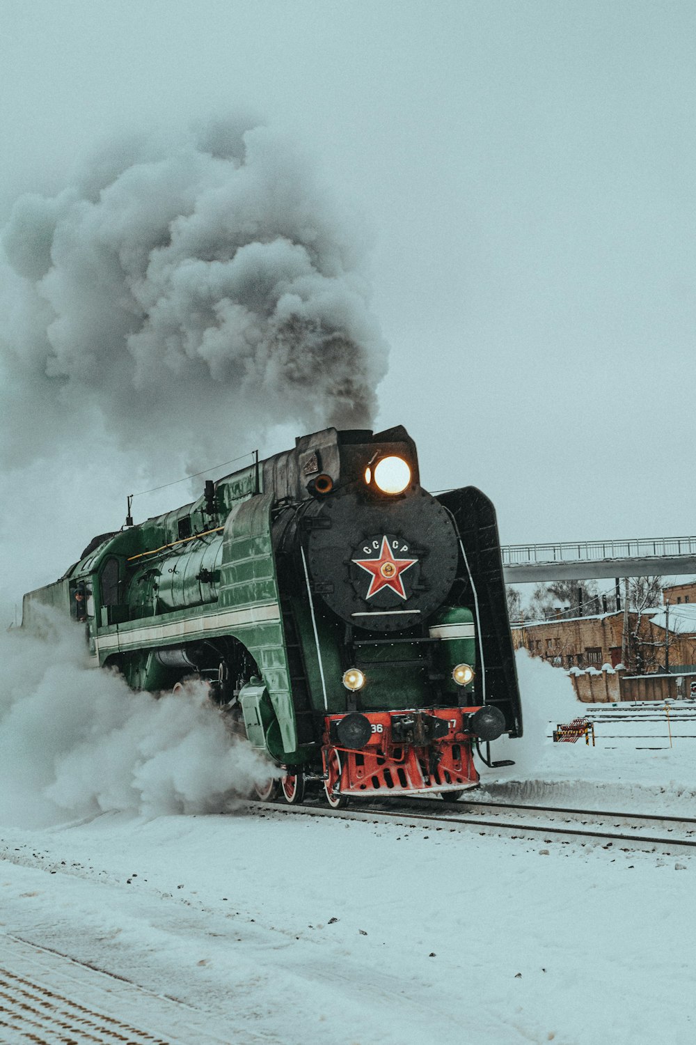 雪に覆われた線路を走る列車
