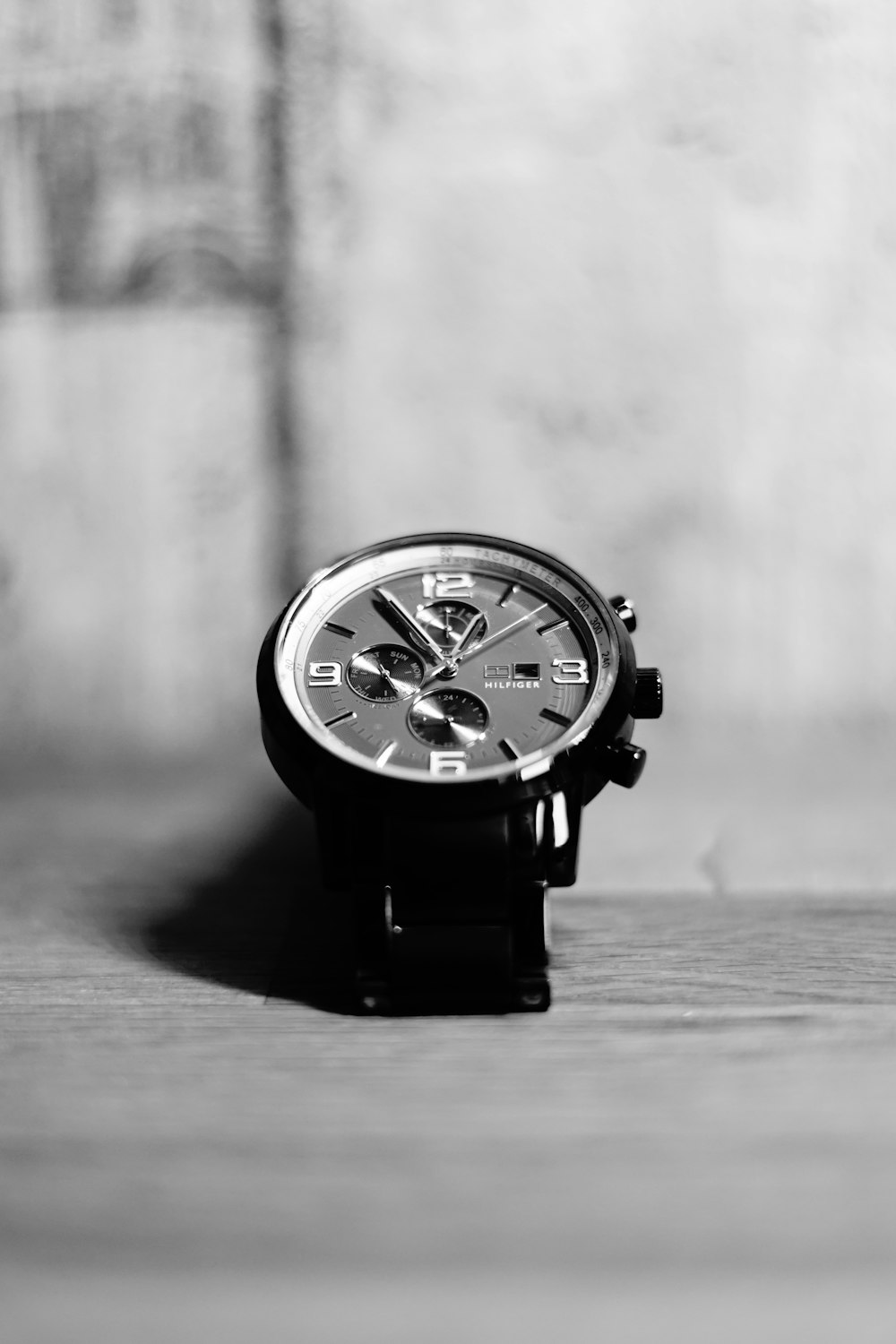 Una foto en blanco y negro de un reloj