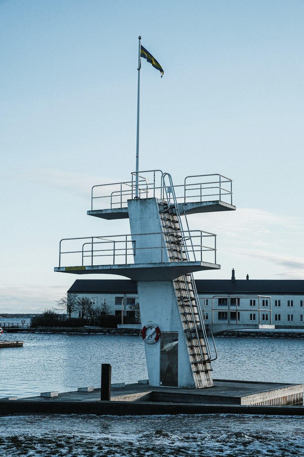 eine Bootsanlegestelle mit einem Rettungsschwimmerturm darauf