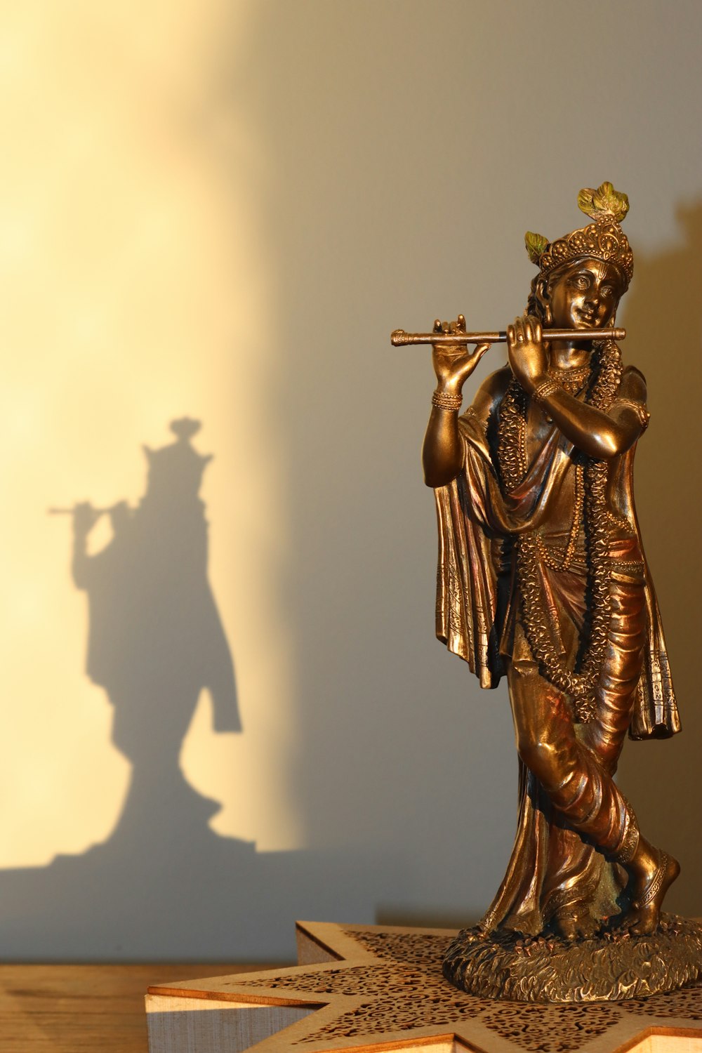 Una estatua de bronce de un hombre tocando una flauta