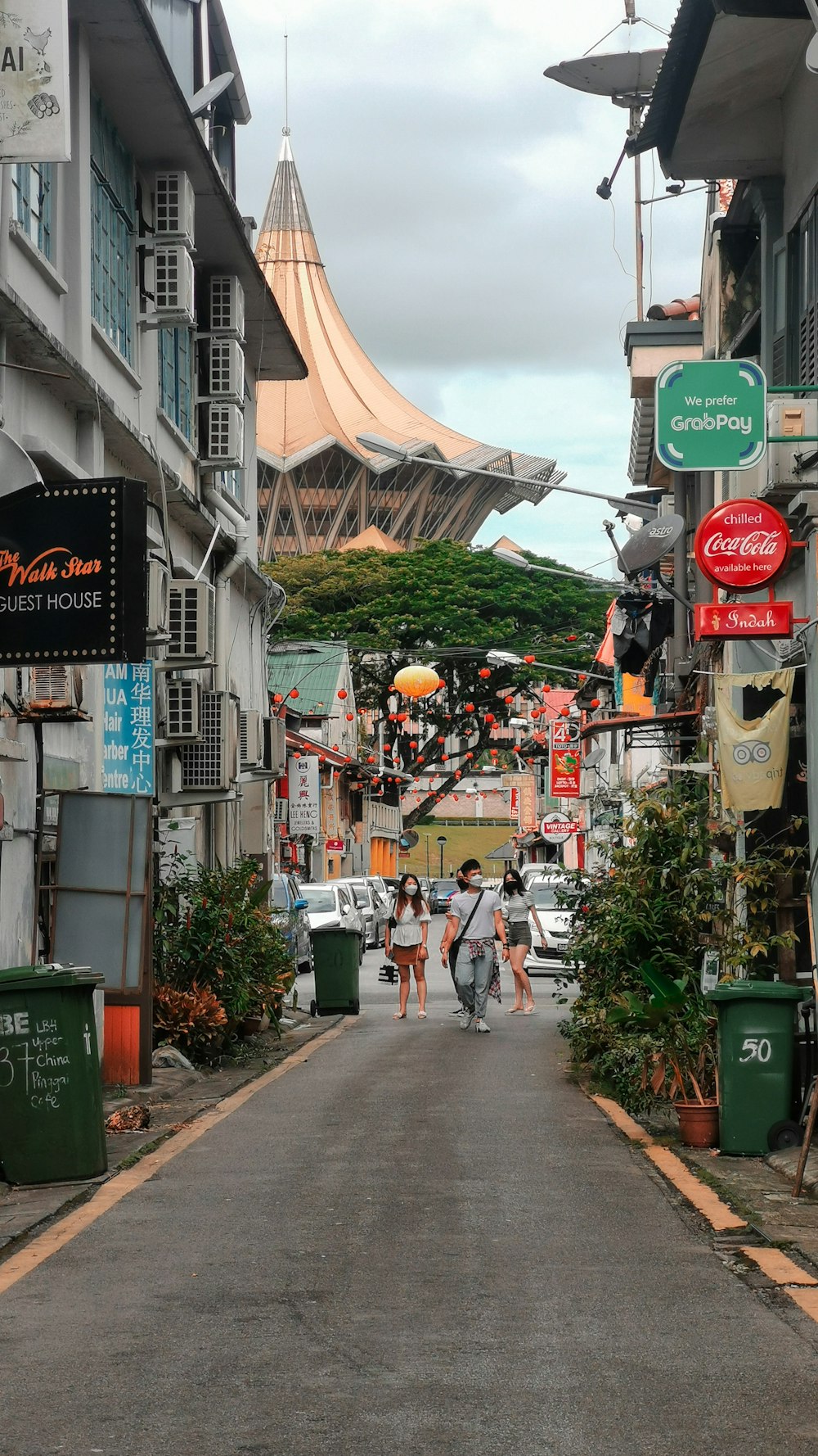 un couple de personnes qui marchent dans une rue