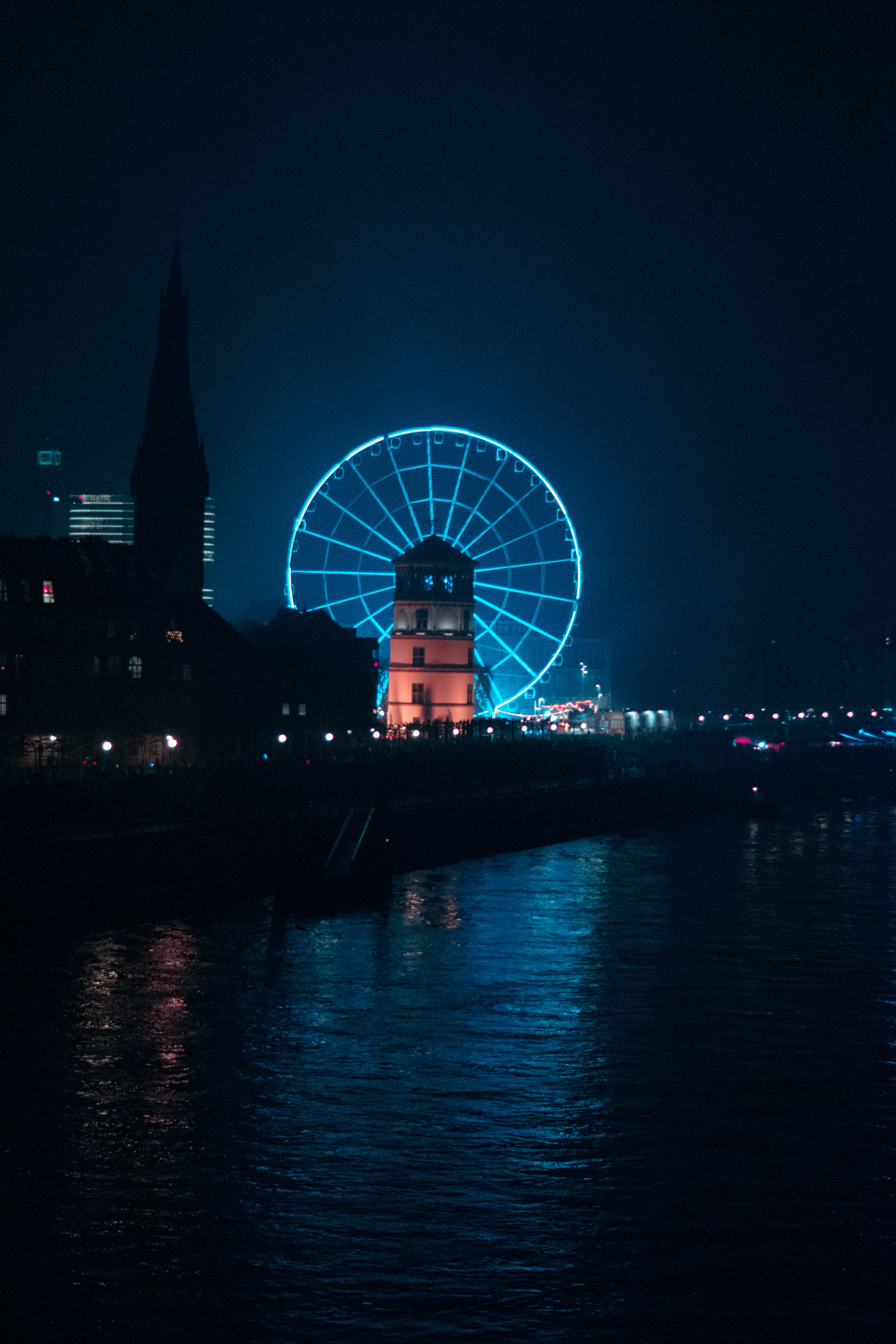 Ein Riesenrad leuchtet am Nachthimmel