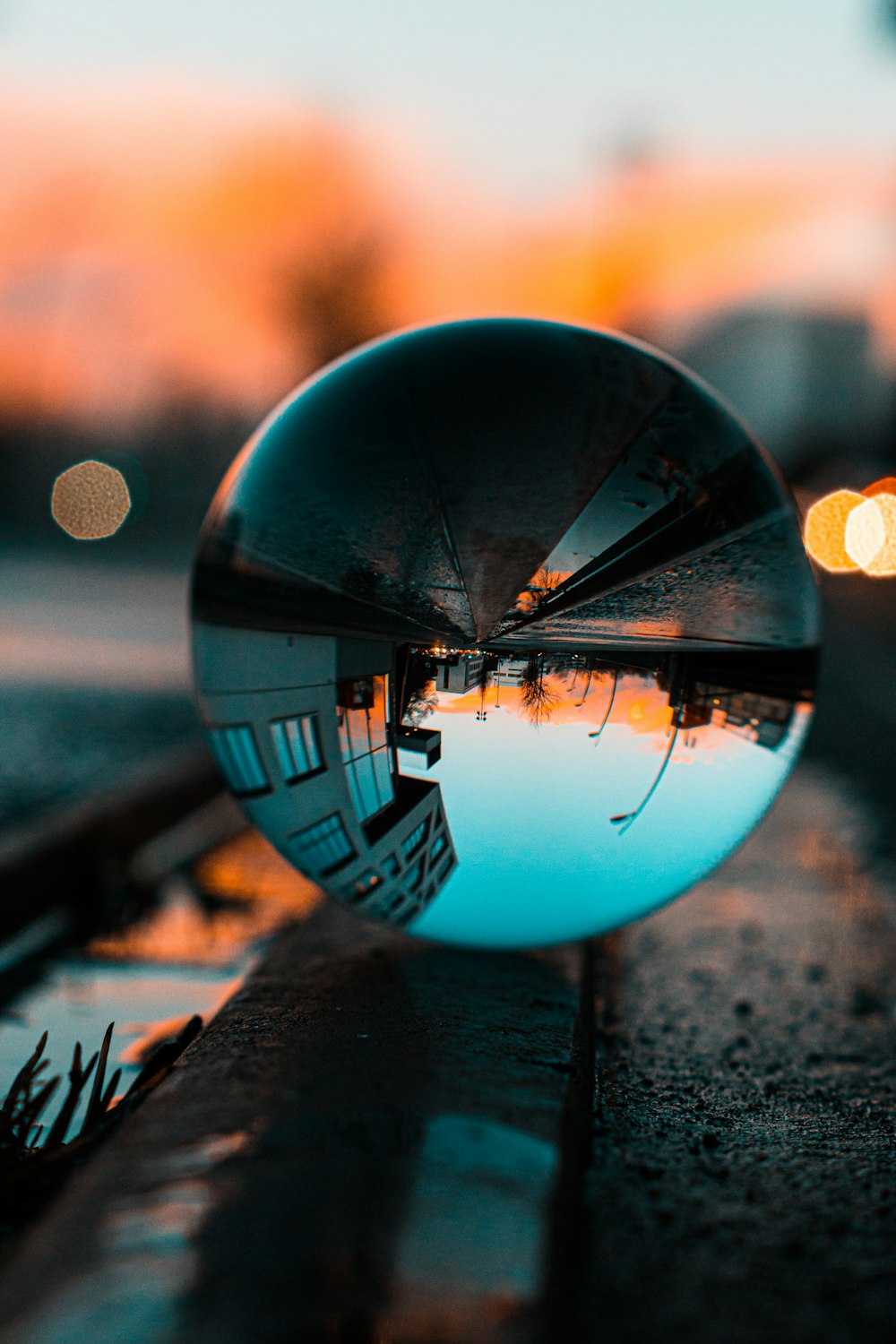 um reflexo de um edifício em um espelho